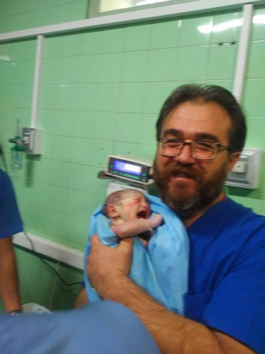 تقدیر از آقای دکتر حکیم زاده به دلیل نجات جان مادر ونوزاد